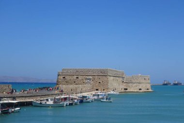 Sıcak bir yaz günü ve eski liman ve şehir kalesinde bir yürüyüş.