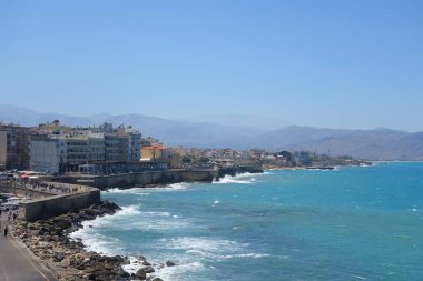 Sıcak bir yaz günü ve eski liman ve şehir kalesinde bir yürüyüş.