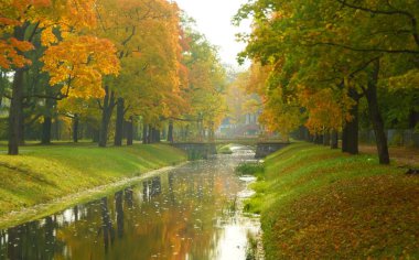 Ilık sonbahar güneşli bir akşam ve Tsarskoye Selo 'daki Alexander Park' ta yürüyüş.