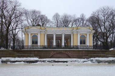 St. Petersburg 'un tarihi bölgesinde, donmuş Fontanka Nehri' nin buzunda yürüyüş