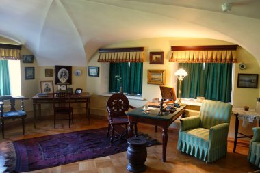 Yaz günü ve Gatchina Sarayı 'na ilginç bir gezi.