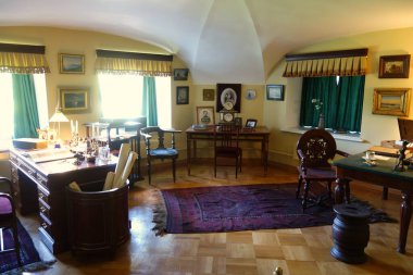 Yaz günü ve Gatchina Sarayı 'na ilginç bir gezi.