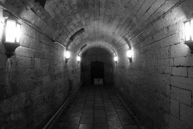 Yaz günü ve Gatchina Sarayı 'na ilginç bir gezi, göle giden bir yeraltı geçidi.