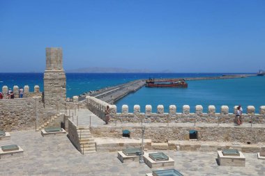 Sıcak bir yaz günü ve eski liman ve şehir kalesinde bir yürüyüş.