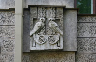 St. Petersburg 'un tarihi bölümünde, binanın ön cephesinin sanat tarzının bir parçası.