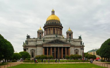 Yaz günü ve şehirde ilginç bir gezi, St. Isaac Meydanı ve St. Isaac Katedrali.