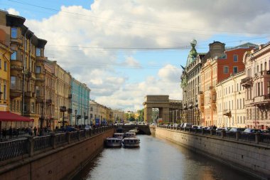Yaz günü ve ilginç bir şehir gezisi, Griboedov Kanal Duvarı