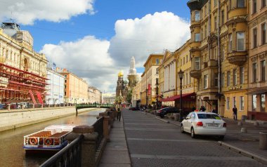 Yaz günü ve ilginç bir şehir gezisi, Griboedov Kanal Duvarı