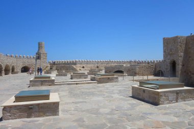 Sıcak bir yaz günü ve eski liman ve şehir kalesinde bir yürüyüş.