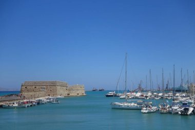 Sıcak bir yaz günü ve eski liman ve şehir kalesinde bir yürüyüş.