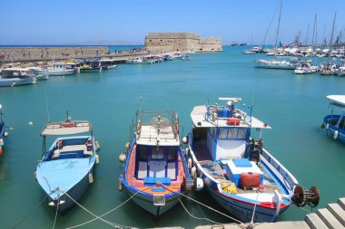 Sıcak bir yaz günü ve eski liman ve şehir kalesinde bir yürüyüş.