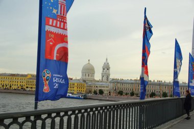 Kasvetli bir yaz akşamı şehir merkezinde yürümek, Vasilievsky Adası, Dünya Kupası Bayrakları