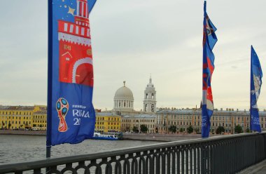 Kasvetli bir yaz akşamı şehir merkezinde yürümek, Vasilievsky Adası, Dünya Kupası Bayrakları