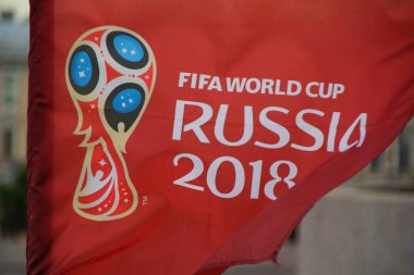 Kasvetli bir yaz akşamı şehir merkezinde yürümek, Vasilievsky Adası, Dünya Kupası Bayrakları