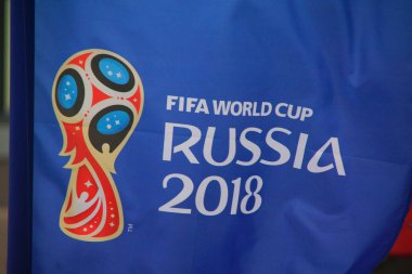 Kasvetli bir yaz akşamı şehir merkezinde yürümek, Vasilievsky Adası, Dünya Kupası Bayrakları