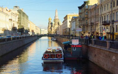 Sakin bir sonbahar günü ve Nevsky Prospekt 'teki Singer House' a yakın yürüyüş.