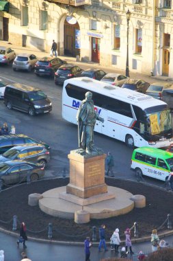 Sakin bir sonbahar günü ve Nevsky Prospekt 'teki Singer House' a yakın yürüyüş.