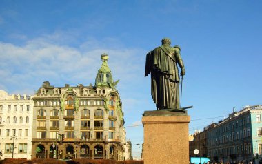 Sakin bir sonbahar günü ve Nevsky Prospekt 'teki Singer House' a yakın yürüyüş.
