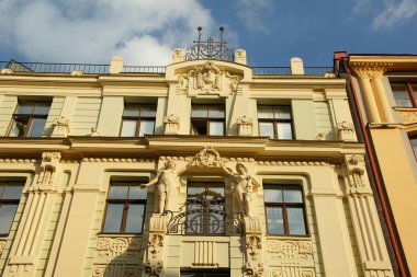 Riga 'nın merkezindeki Art Nouveau ön cephe dekorasyon bölümü