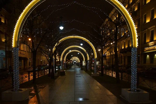 Paseo Nocturno Centro San Petersburgo Decorado Con Guirnaldas Eléctricas Año — Foto de Stock
