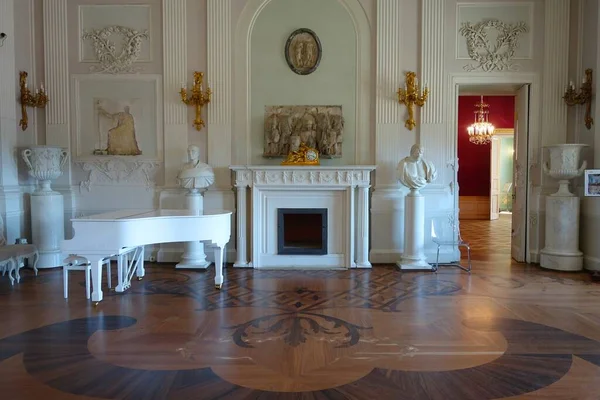 Dia Verão Uma Excursão Interessante Para Palácio Gatchina — Fotografia de Stock