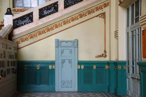 アールヌーボー様式の歴史的なインテリアの断片 ヴィテブスキー駅 — ストック写真