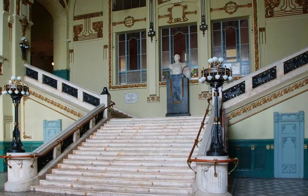 Art Nouveau tarzında tarihi bir iç mekanın parçası, Vitebsky İstasyonu