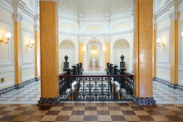 Día Verano Una Interesante Excursión Palacio Gatchina —  Fotos de Stock