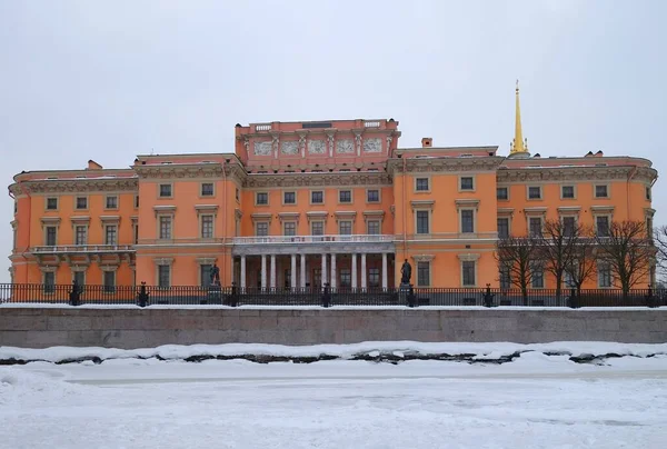 Březnová Procházka Ledě Zamrzlé Řeky Fontanky Historické Části Petrohradu — Stock fotografie