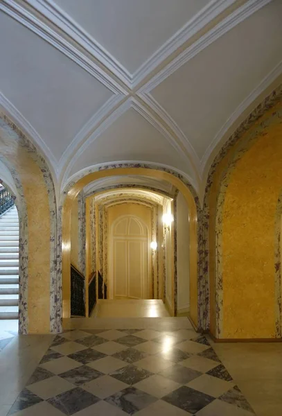 Día Verano Una Interesante Excursión Palacio Gatchina — Foto de Stock