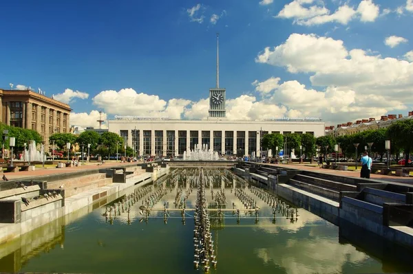 Yaz günü ve şehirde ilginç bir gezi, Lenin Meydanı ve Finlandiya İstasyonu