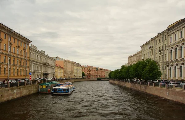 Letni Dzień Ciekawa Wycieczka Mieście Plac Izaaka Nabrzeże Rzeki Moiki — Zdjęcie stockowe