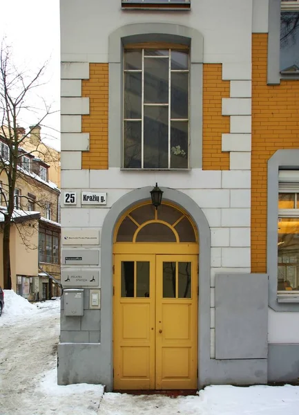 Fragment Fasaden Ett Bostadshus Centrum Ytterdörr — Stockfoto