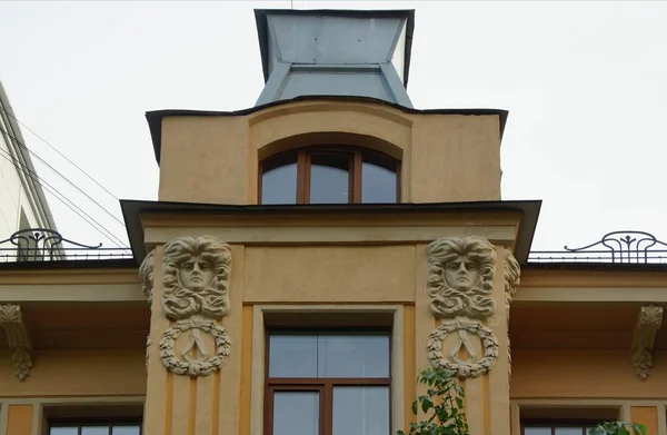 サンクトペテルブルクの歴史的な部分で アールヌーボー様式の建物のファサードの装飾の断片 — ストック写真
