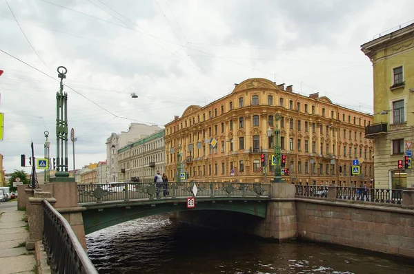 Spacer Centrum Miasta Lecie Nie Słoneczny Wieczór Nabrzeże Kanału Griboedowa — Zdjęcie stockowe