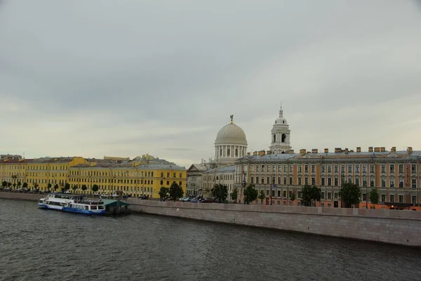 Spacer Centrum Miasta Ponury Letni Wieczór Vasilievsky Island — Zdjęcie stockowe