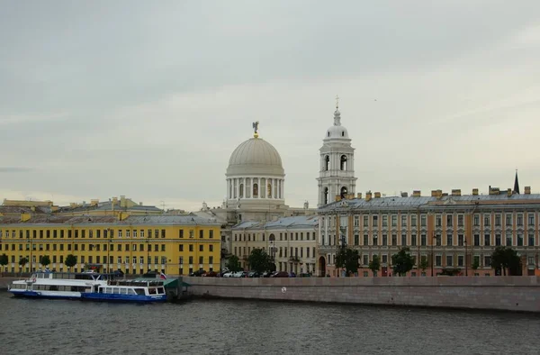 Прогулюючись Центрі Міста Похмурим Літнім Вечором Острові Васильєвському — стокове фото