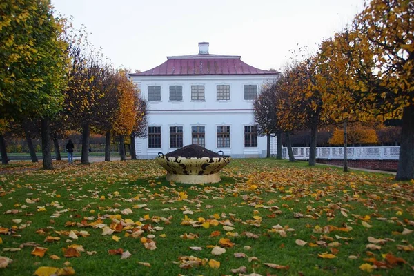 Klidný Podzimní Večer Marly Palace Dolním Parku Peterhof — Stock fotografie