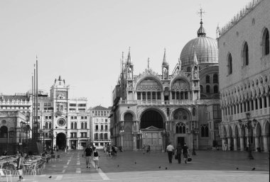 Sıcak bir yaz sabahı ve lagündeki kanallar ve şehir sokakları boyunca heyecanlı bir yürüyüş.