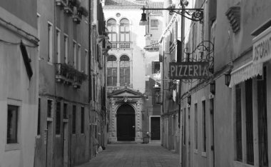 Sıcak bir yaz sabahı ve lagündeki kanallar ve şehir sokakları boyunca heyecanlı bir yürüyüş.