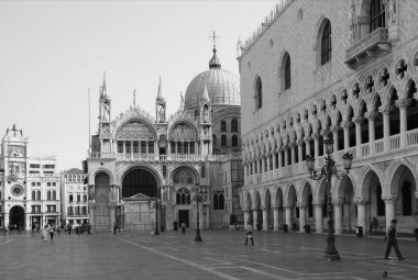 Sıcak bir yaz sabahı ve lagündeki kanallar ve şehir sokakları boyunca heyecanlı bir yürüyüş.