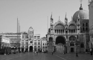 Sıcak bir yaz sabahı ve lagündeki kanallar ve şehir sokakları boyunca heyecanlı bir yürüyüş.