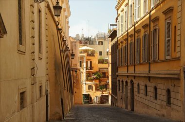 Sıcak bir yaz günü ve sonsuz şehrin sokaklarında ve meydanlarında büyüleyici bir yürüyüş.
