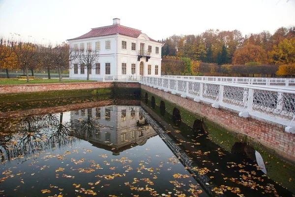 Ηρεμία Φθινόπωρο Βράδυ Και Marly Palace Στο Χαμηλότερο Πάρκο Του — Φωτογραφία Αρχείου