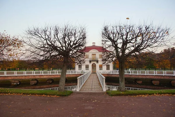 Ηρεμία Φθινόπωρο Βράδυ Και Marly Palace Στο Χαμηλότερο Πάρκο Του — Φωτογραφία Αρχείου