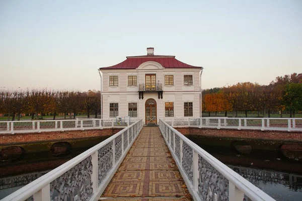 Calma Tarde Otoño Palacio Marly Parque Inferior Peterhof — Foto de Stock