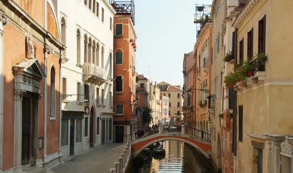 Une Chaude Matinée Été Une Promenade Passionnante Long Des Canaux — Photo