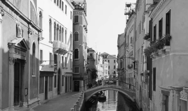 Sıcak Bir Yaz Sabahı Lagündeki Kanallar Şehir Sokakları Boyunca Heyecanlı — Stok fotoğraf