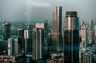 Tel-Aviv üzerinde modern gökdelenler kuş üzerinden uçmak görüntülemek