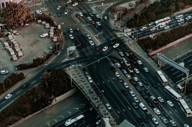 Tel-Aviv İsrail modern şehir trafiğinde havadan görünümü. 
